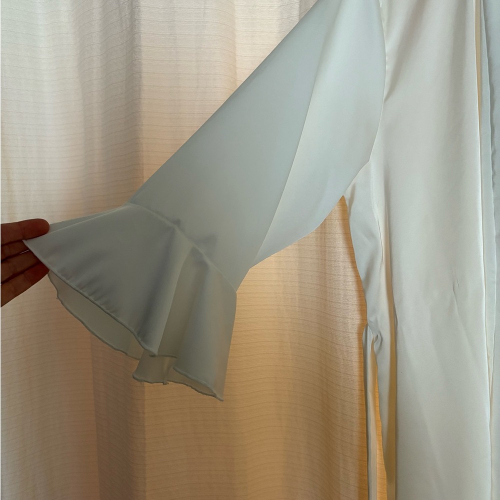 White Silky Robe 👰‍♀️ - Picture 3 of 8